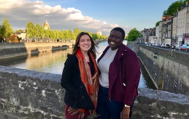 2 students in front of the River Seine